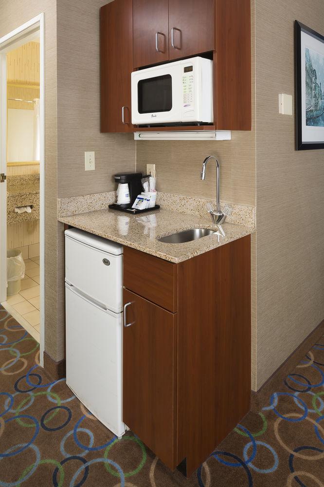 Express & - Airport By Ihg Hotel