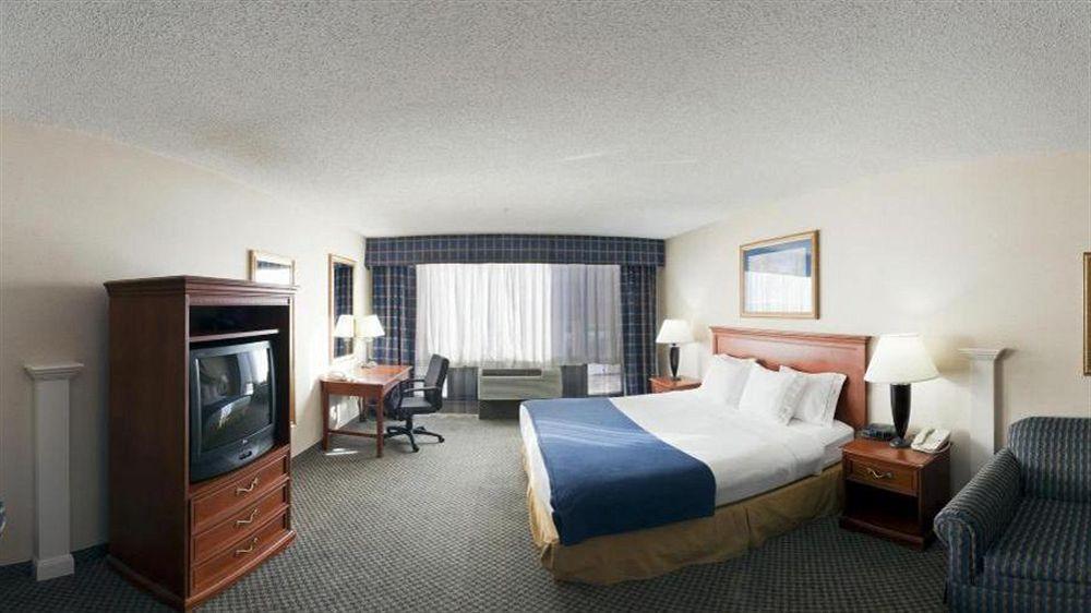 Hotel Express & - Airport By Ihg 2*