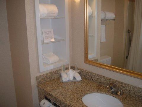 Express & - Airport By Ihg Hotel 2*