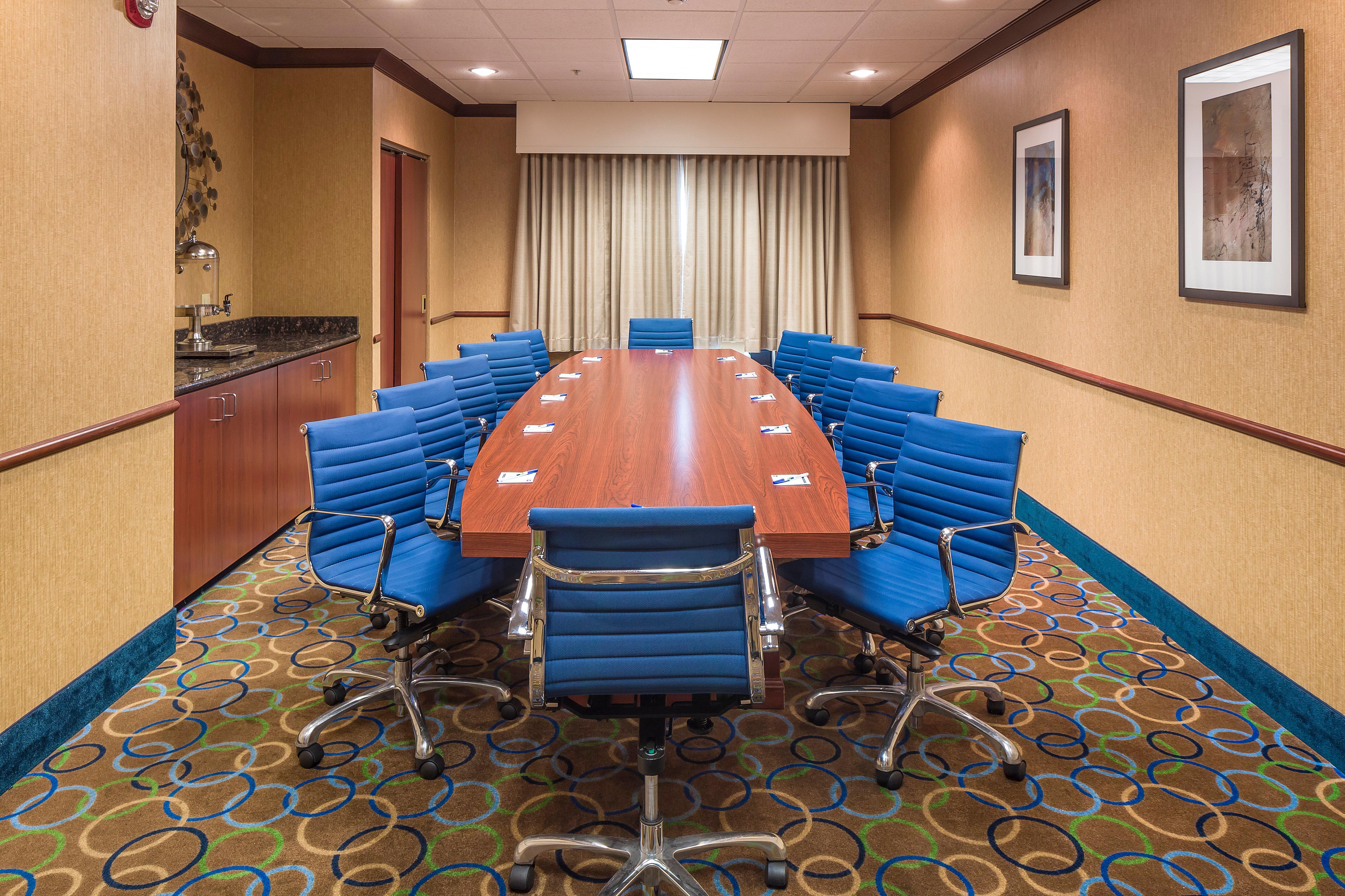 Express & - Airport By Ihg Hotel 2*