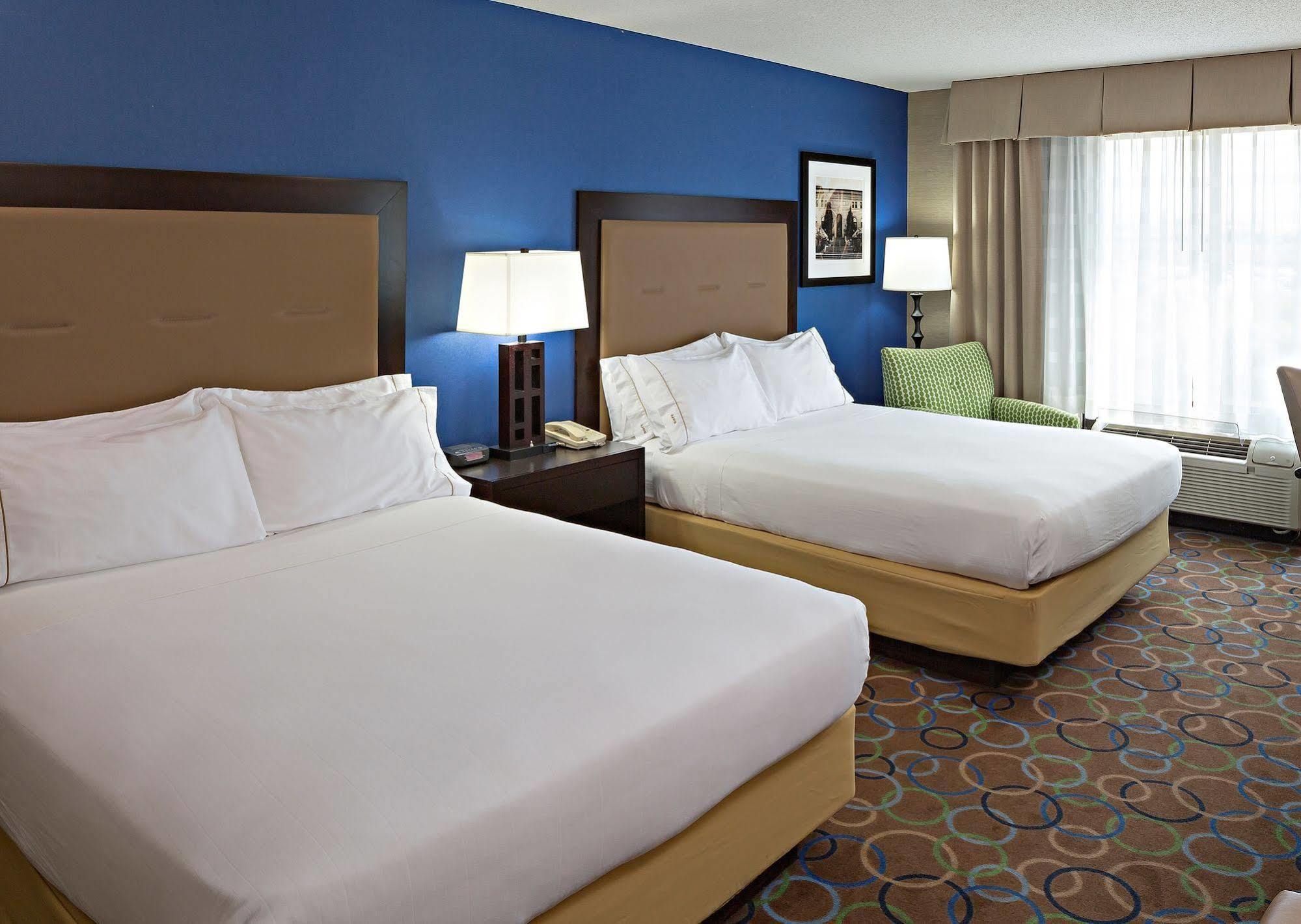 Express & - Airport By Ihg Hotel